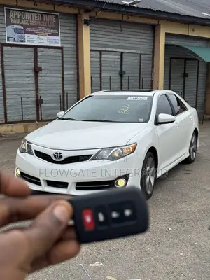 Toyota Camry SE 4dr Sedan w/Prod. End 11/13 (3.5L 6cyl 6A) 2014 White