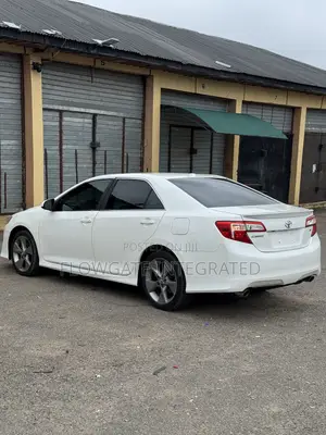 Toyota Camry SE 4dr Sedan w/Prod. End 11/13 (3.5L 6cyl 6A) 2014 White