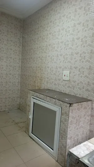2bdrm Block of Flats in Shell Location for rent