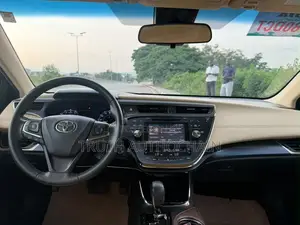 Toyota Avalon XLE Plus Sedan FWD (3.5L 6cyl 6A) 2017 Gold