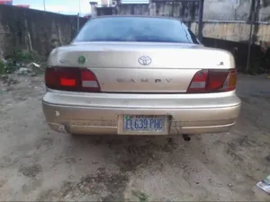Toyota Camry LE 4dr Sedan (2.2L 4cyl 4A) 2000 Gold