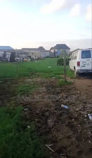 2 Plots Facing the Major Road