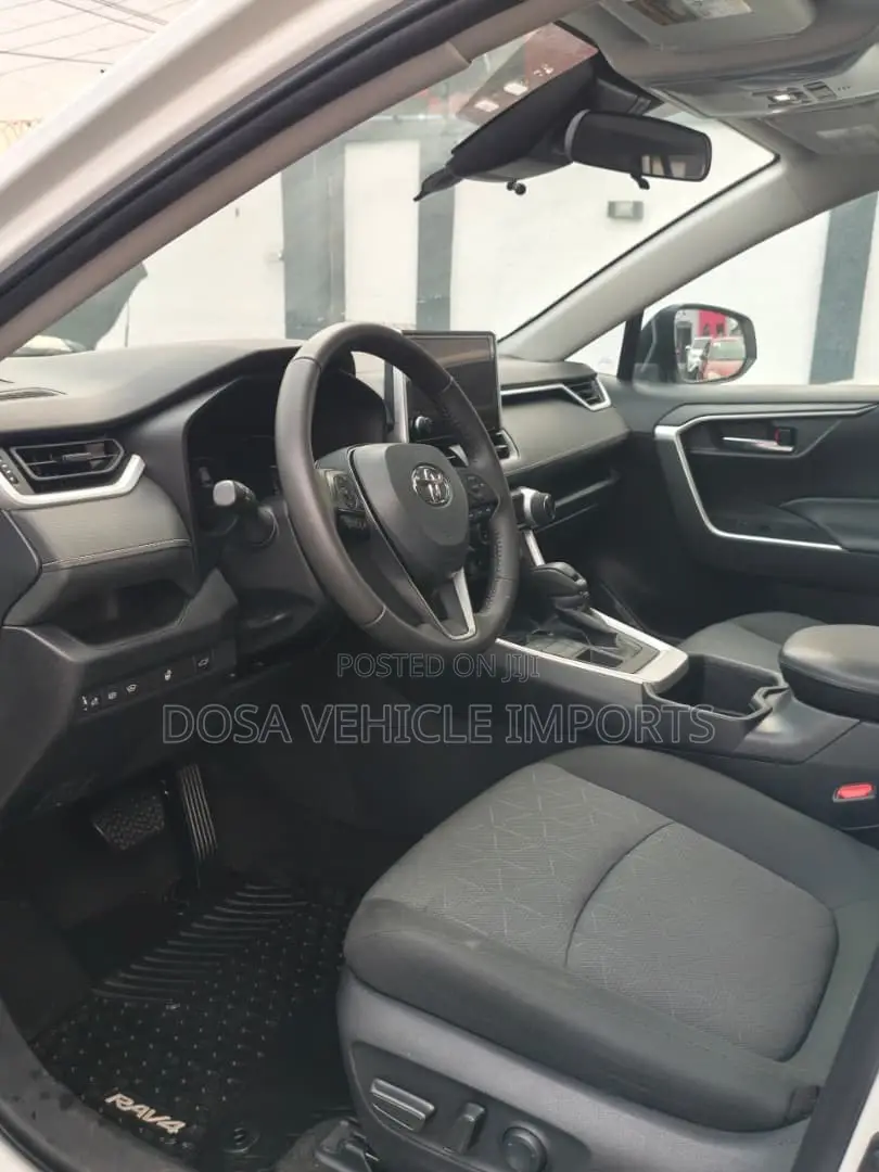 Toyota RAV4 XLE AWD 2023 White