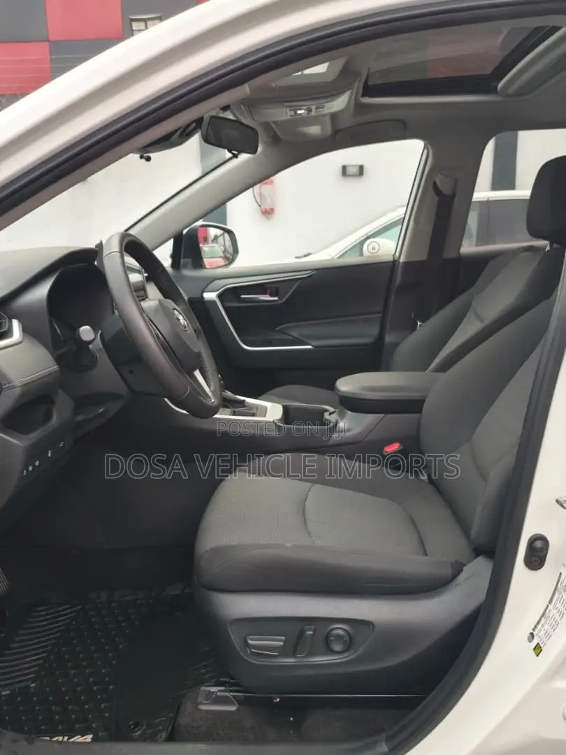 Toyota RAV4 XLE AWD 2023 White