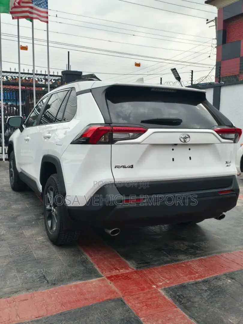 Toyota RAV4 XLE AWD 2023 White