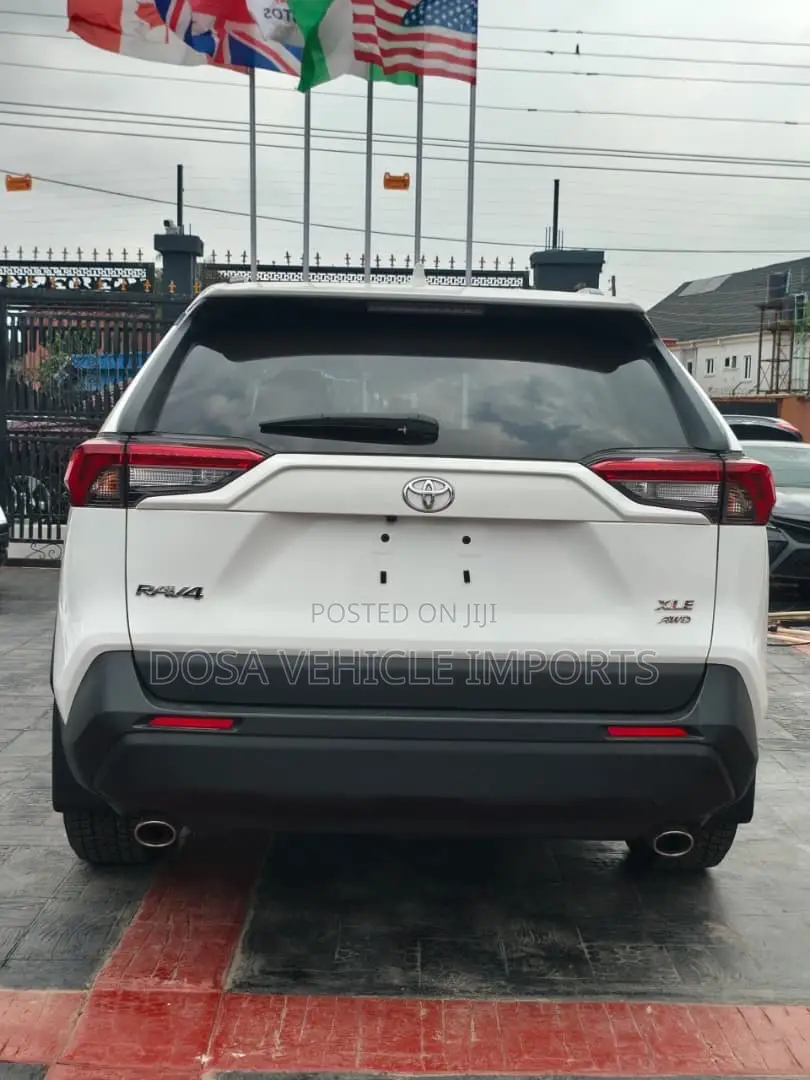Toyota RAV4 XLE AWD 2023 White
