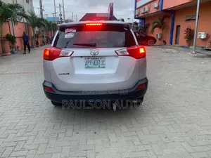 Toyota RAV4 XLE 4dr SUV AWD (2.5L 4cyl 6A) 2015 Silver