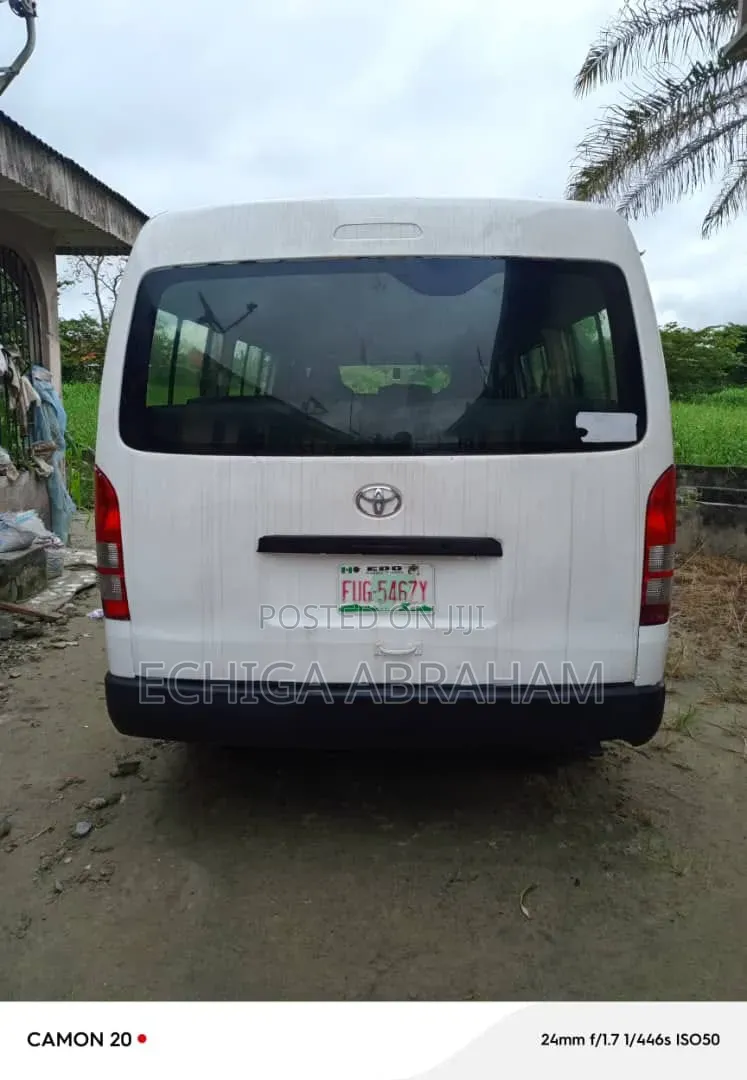 Toyota HiAce 2002 White