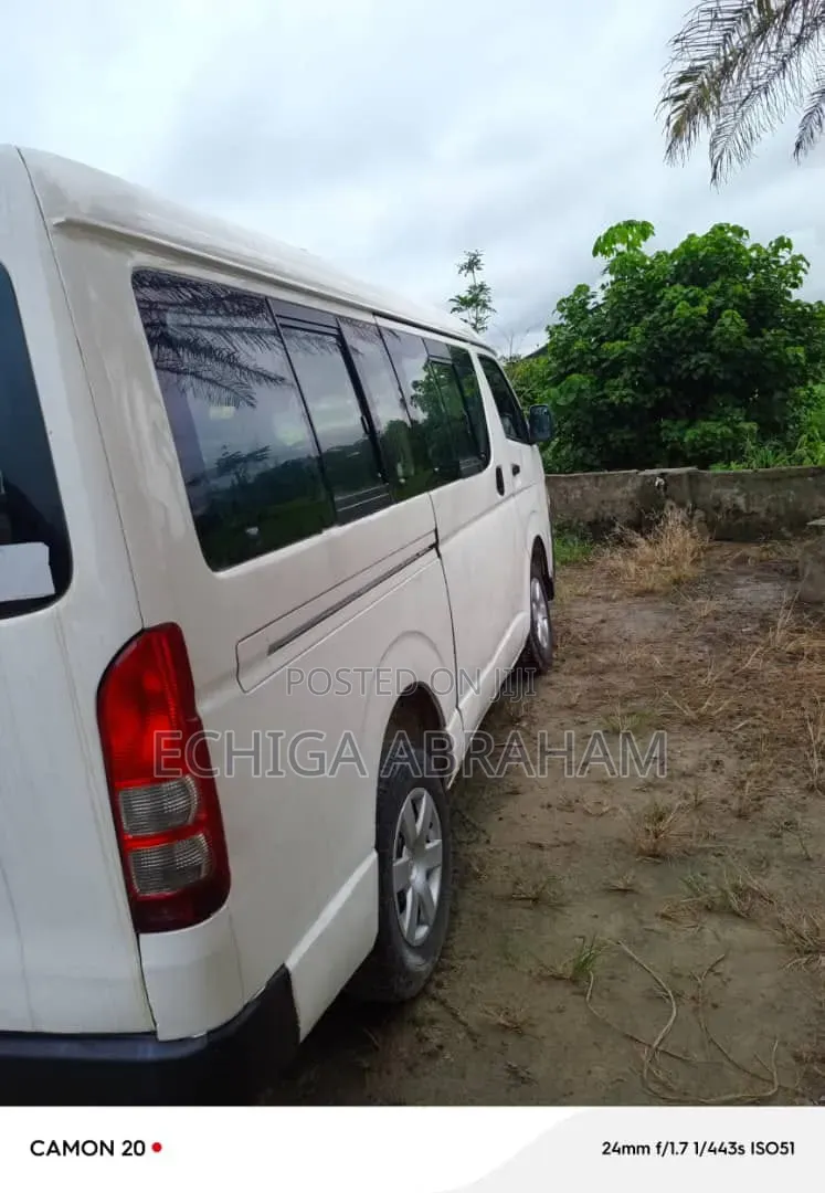 Toyota HiAce 2002 White