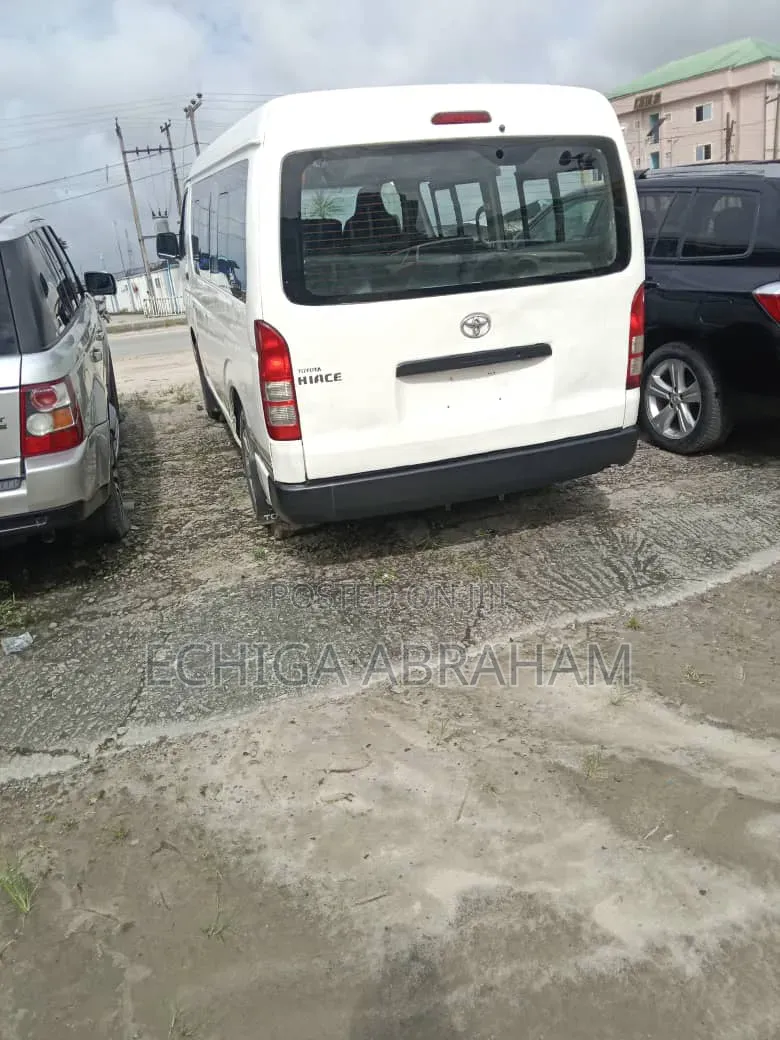 Toyota HiAce 2002 White