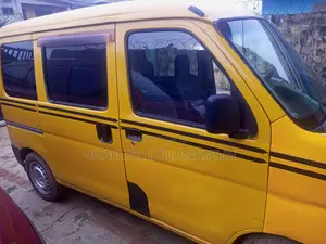 Bus 2005 Yellow