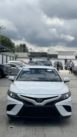 Toyota Camry SE (2.5L 4cyl 8A) 2019 White