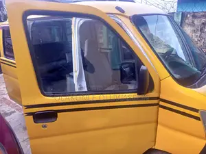 Bus 2005 Yellow