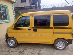 Bus 2005 Yellow