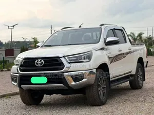 Toyota Hilux 2021 White