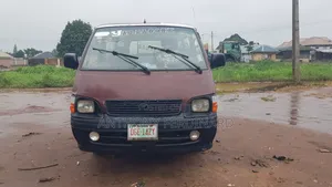 Toyota HiAce 2005 Red