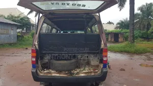 Toyota HiAce 2005 Red