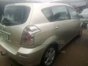 Toyota Verso 2009 Gold