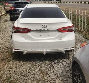 Toyota Camry SE FWD (2.5L 4cyl 8AM) 2018 White