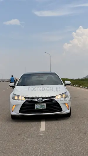 Toyota Camry SE 4dr Sedan (2.5L 4cyl 6A) 2016 White
