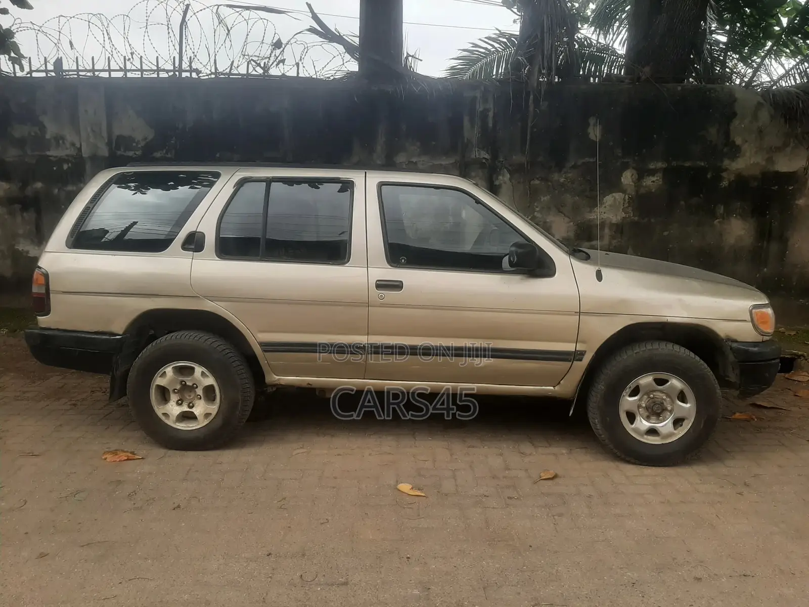 Nissan Pathfinder 1998 Gold