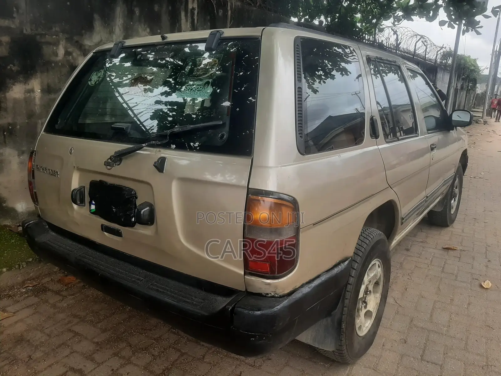 Nissan Pathfinder 1998 Gold