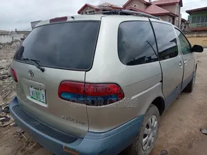 Toyota Sienna 2001 Silver