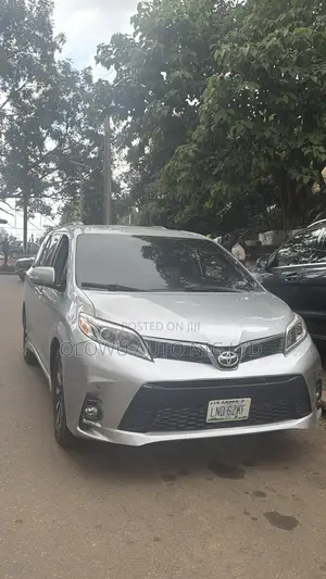 Toyota Sienna Limited FWD 2019 Silver