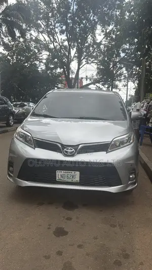 Toyota Sienna Limited FWD 2019 Silver