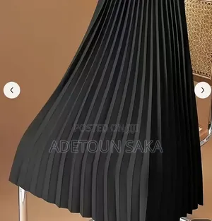 Solid Color Pleated Hem Skirt.
