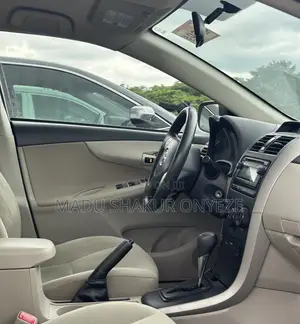 Toyota Corolla LE 4dr Sedan (1.8L 4cyl 4A) 2013 Gold