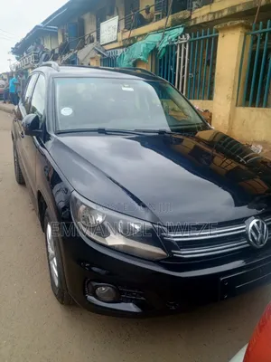 Volkswagen Tiguan S with Sunroof 2013 Black