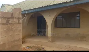 3bdrm Block of Flats in Apete, Ibadan Polytechnic/University for sale