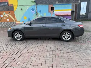 Toyota Camry XLE 4dr Sedan (2.5L 4cyl 6A) 2011 Gray