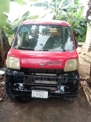 Toyota HiAce 2004 Red