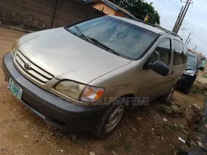 Toyota Sienna 2002 Gold