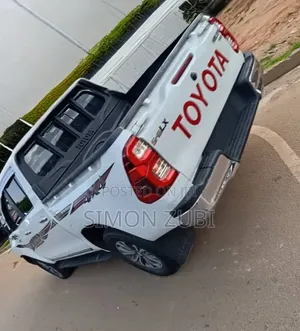 Toyota Hilux 2022 White