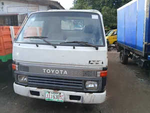 Toyota Dyna 100 1998 White