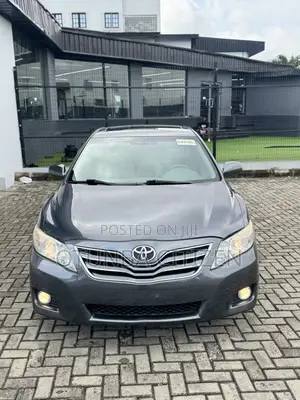 Toyota Camry XLE 4dr Sedan (2.5L 4cyl 6A) 2011 Gray