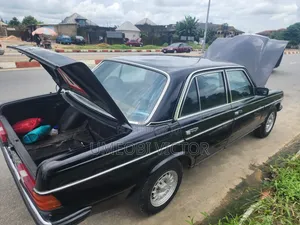 Mercedes-Benz 230E 1985 Black