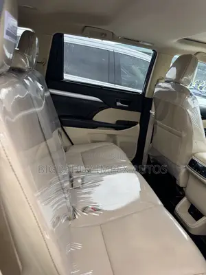 Toyota Highlander XLE 4x4 V6 (3.5L 6cyl 8A) 2018 White