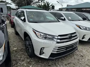 Toyota Highlander XLE 4x4 V6 (3.5L 6cyl 8A) 2018 White
