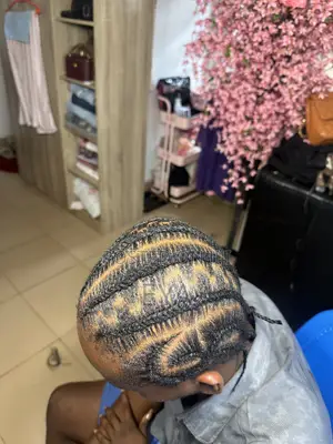 Unisex Braider in Enugu Very Good With Short Hairs and Inspo’s