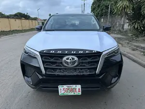 Toyota Fortuner 2.7 RWD 2023 Black