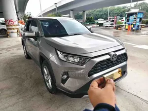 Toyota RAV4 2021 Silver