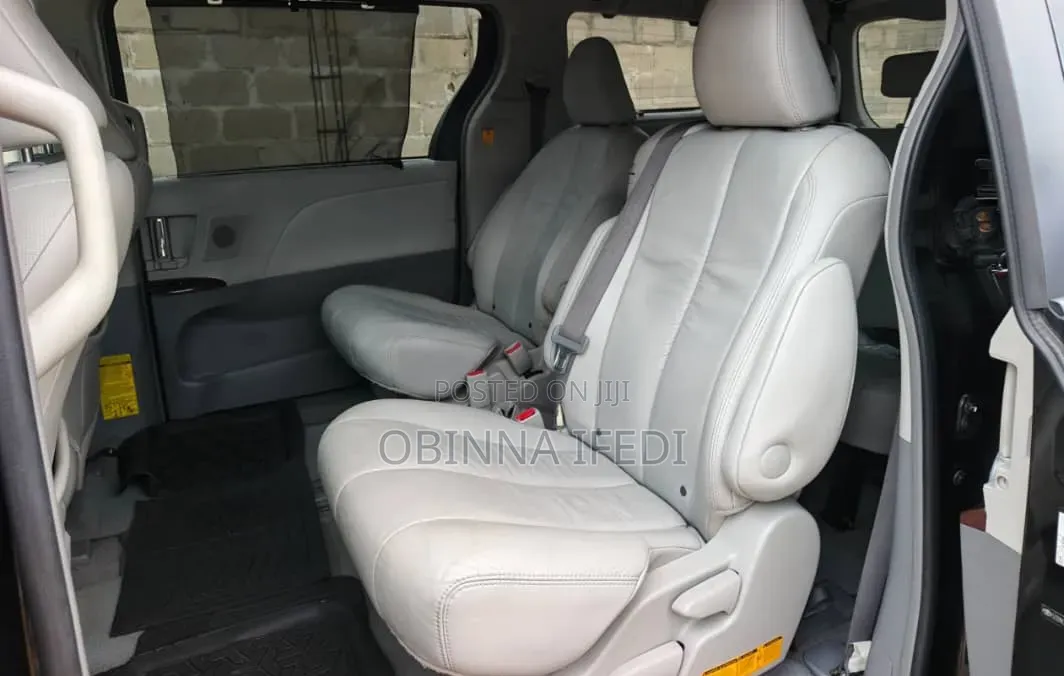 Toyota Sienna 2011 Black