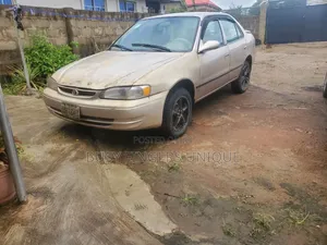 Toyota Corolla 2001 Gold