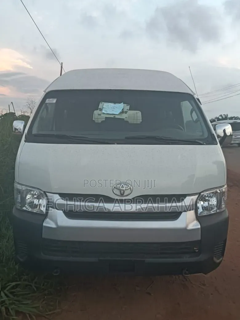 Toyota HiAce 2004 White
