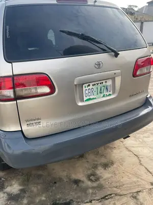 Toyota Sienna 2002 Silver