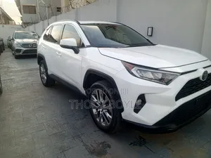 Toyota RAV4 XLE FWD 2019 White